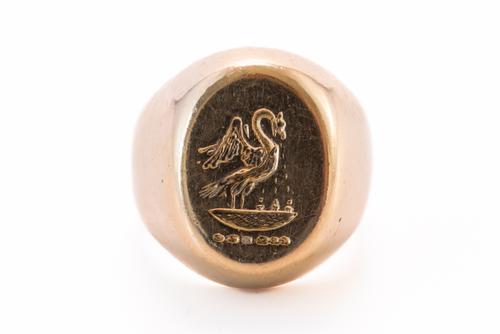 A GOLD SIGNET RING