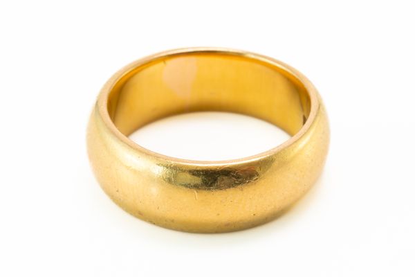 A 22CT GOLD PLAIN WEDDING BAND