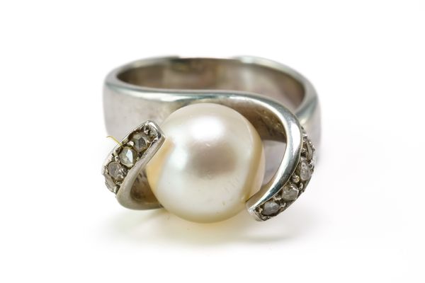 A PEARL AND DIAMOND RING