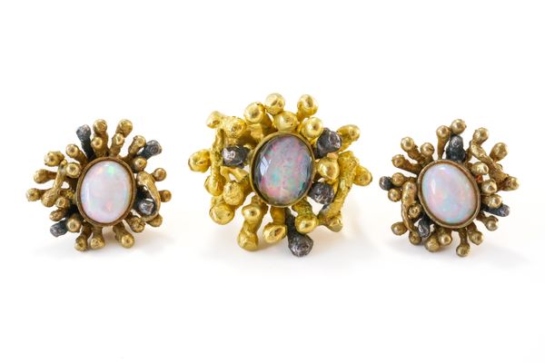 A GOLD AND OPAL DOUBLET RING AND A PAIR OF GOLD AND OPAL EARSTUDS (3)