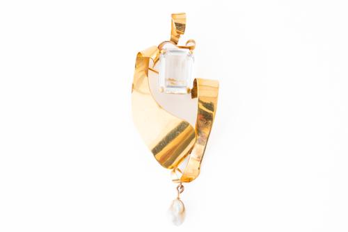 A CONTEMPORARY GOLD BROOCH