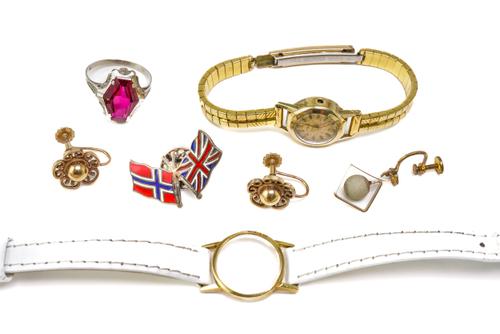 A COLLECTION OF JEWELLERY ITEMS