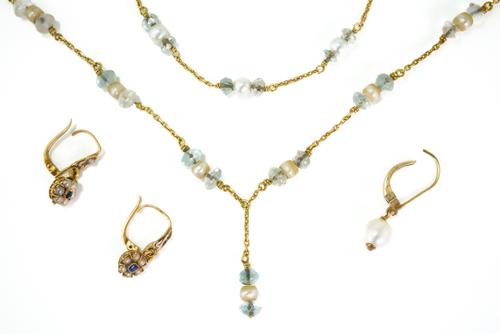 A SMALL GROUP OF JEWELLERY (5)