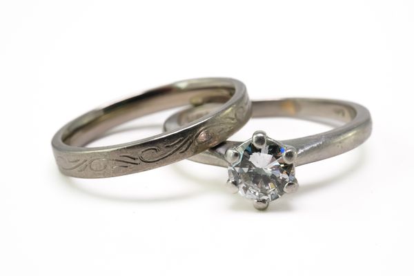 A SINGLE STONE DIAMOND RING AND A PALLADIUM WEDDING BAND