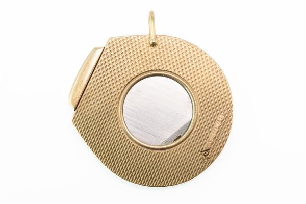 A 9CT GOLD MOUNTED, SLIDE ACTION CIGAR CUTTER.