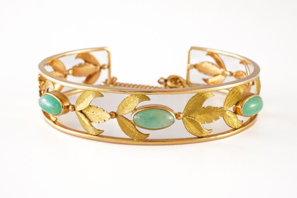 A GOLD AND JADE BANGLE