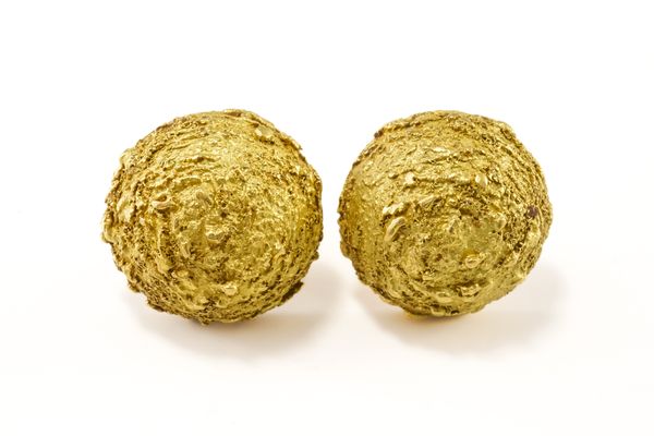 A PAIR OF GOLD EARSTUDS