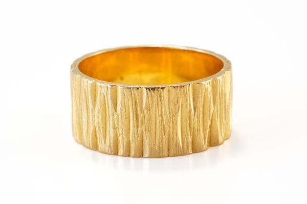 AN 18CT GOLD WIDE BAND WEDDING RING