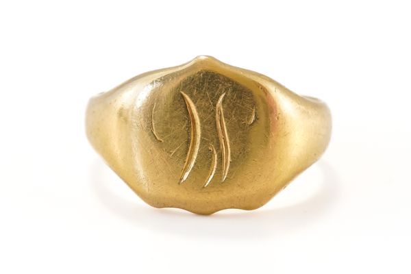 AN 18CT GOLD SIGNET RING