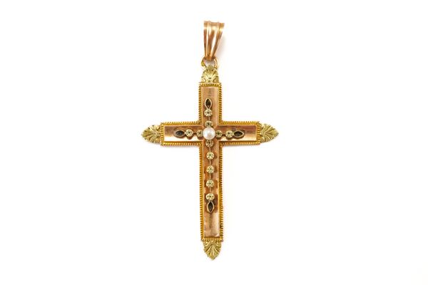 A GOLD CROSS PENDANT