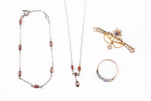 FOUR ITEMS OF JEWELLERY (4)
