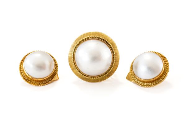 A GOLD AND MABE PEARL RING AND A PAIR OF GOLD AND MABE PEARL EARCLIPS (3)