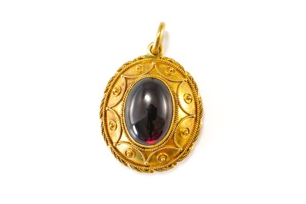 A GOLD AND CARBUNCLE GARNET OVAL PENDANT LOCKET