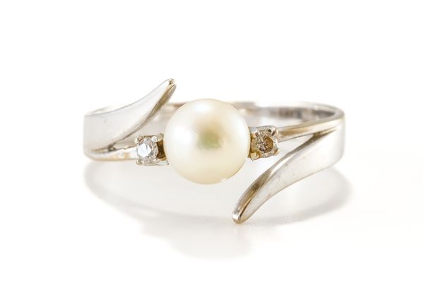 AN 18CT WHITE GOLD, DIAMOND AND CULTURED PEARL RING