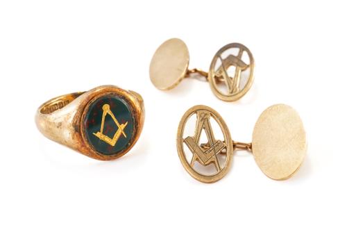 A PAIR OF 9CT GOLD MASONIC CUFFLINKS AND A 9CT GOLD MASONIC RING (3)