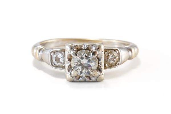 A WHITE GOLD AND DIAMOND RING