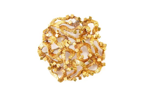 A GOLD BROOCH