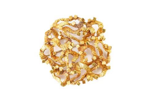 A GOLD BROOCH