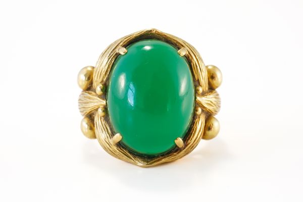 A GOLD AND DYED GREEN AGATE SINGLE STONE RING