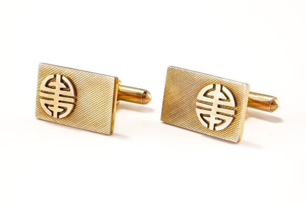 A PAIR OF GOLD CUFFLINKS