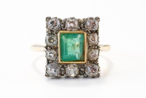 A GOLD, EMERALD AND DIAMOND CLUSTER RING