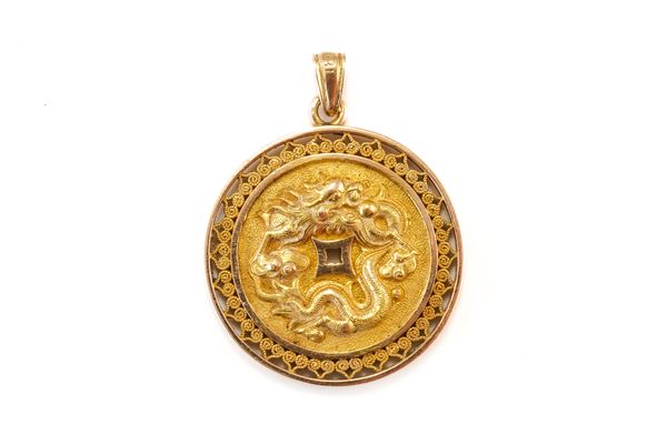 AN ASIAN GOLD PENDANT