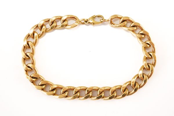 A GOLD CURB LINK BRACELET