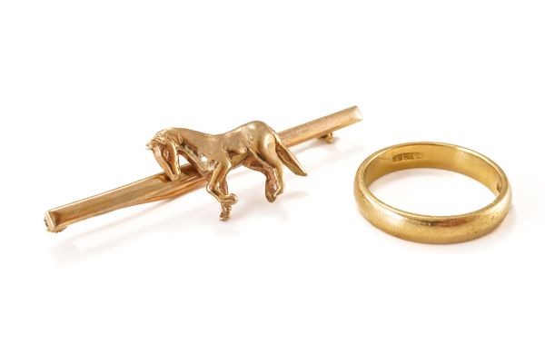 A GOLD BAR BROOCH AND A 14CT GOLD WEDDING RING (2)