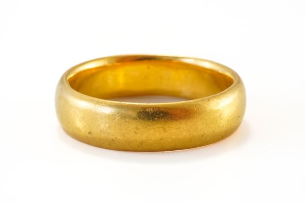 A 22CT GOLD PLAIN WEDDING RING