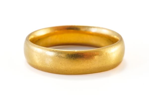 A 22CT GOLD PLAIN WEDDING RING