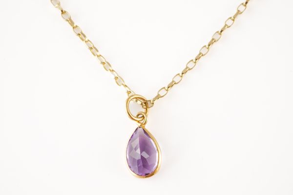 AN AMETHYST PENDANT NECKLACE