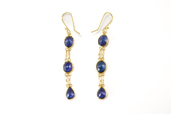 A PAIR OF SAPPHIRE DROP EARRINGS