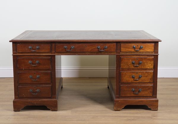 AN 18TH CENTURY STYLE MAHOGANY NINE DRAWER PEDESTAL DESK