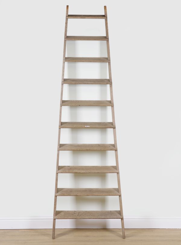 AN EARLY 20TH CENTURY OAK TEN RUNG LADDER