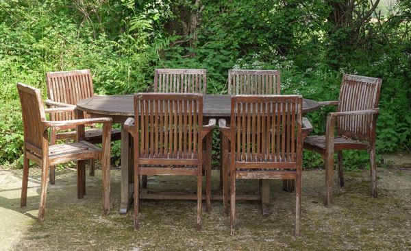 A HARDWOOD OVAL EXTENDING GARDEN TABLE (8)