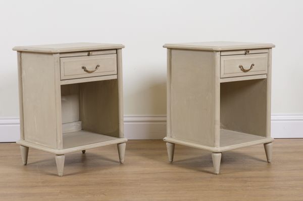 A PAIR OF GREY PAINTED SINGLE DRAWER BEDSIDE TABLES (2)