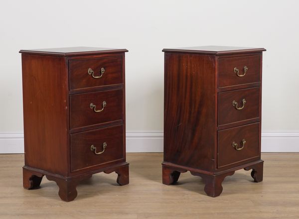 A PAIR OF MAHOGANY BEDSIDE THREE DRAWER CHESTS (2)