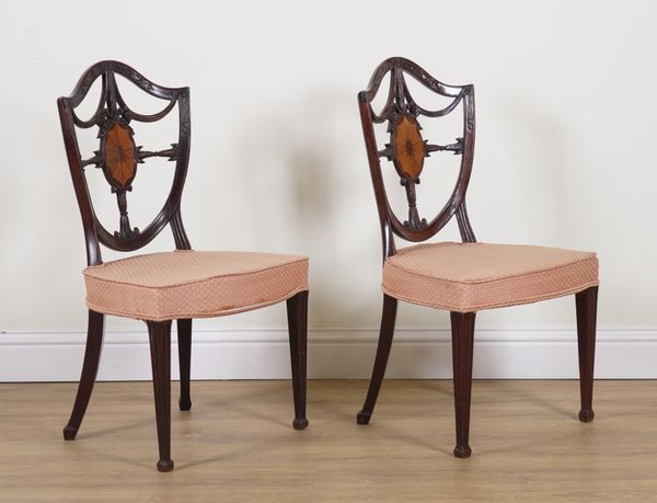 A PAIR OF 18TH CENTURY MAHOGANY SHIELDBACK SIDE CHAIRS (2)