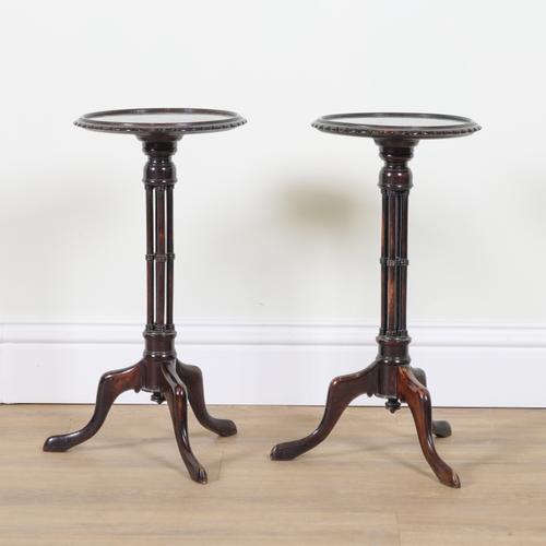 A PAIR OF 18TH CENTURY STYLE MAHOGANY TRIPOD OCCASIONAL TABLES (2)