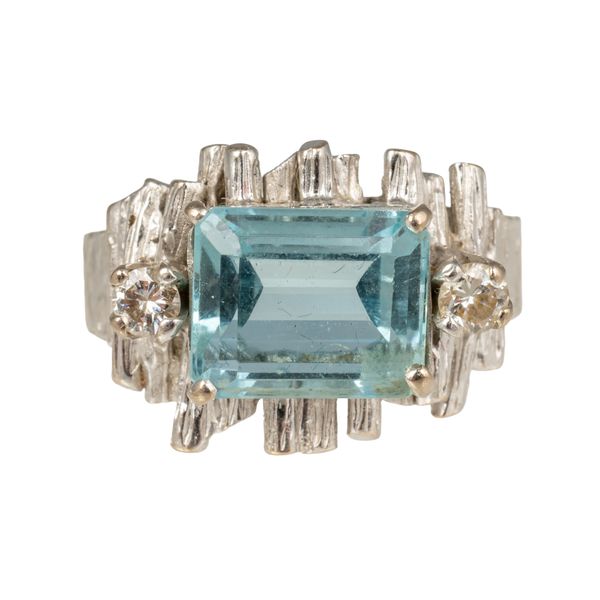 AN AQUAMARINE AND DIAMOND RING
