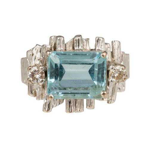 AN AQUAMARINE AND DIAMOND RING