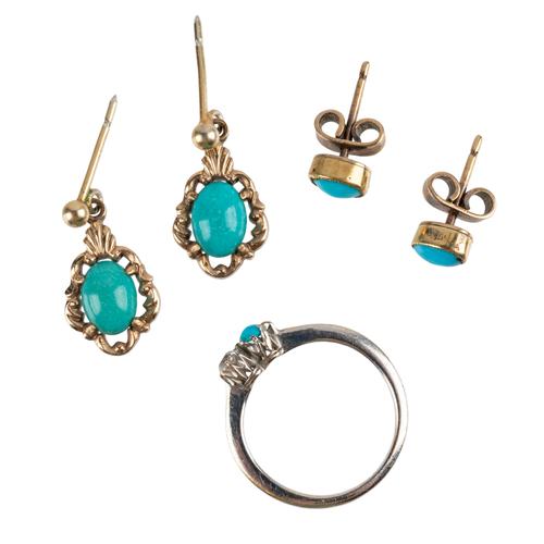 A TURQUOISE AND DIAMOND RING AND TWO PAIRS OF TURQUOISE EARRINGS (5)