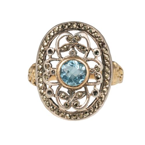 AN AQUAMARINE AND DIAMOND RING
