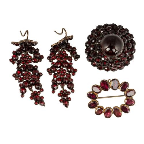 A PAIR OF GARNET PENDANT EARRINGS AND TWO FURTHER ITEMS (4)
