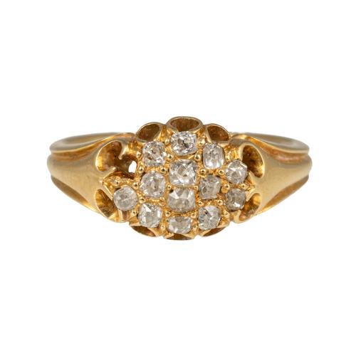 A GOLD AND DIAMOND CLUSTER RING