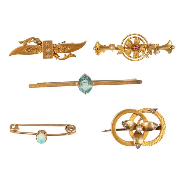 A GROUP OF FIVE BROOCHES (5)