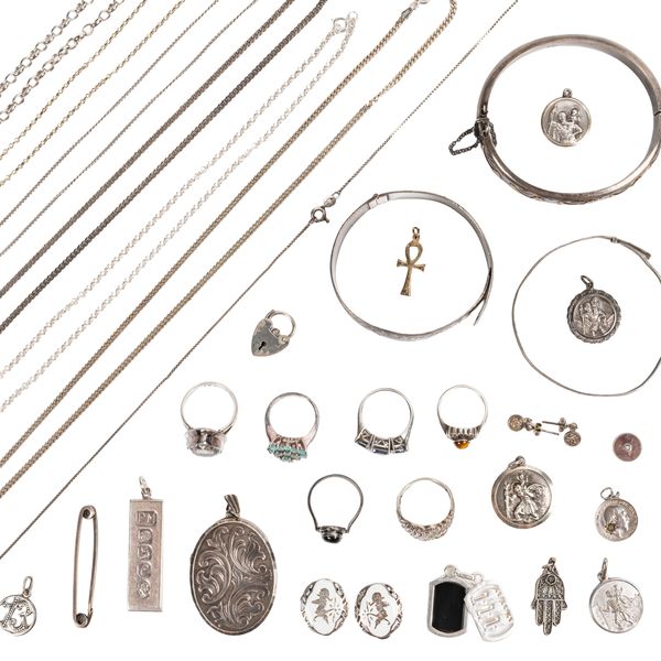 A GROUP OF MOSTLY SILVER JEWELLERY (32)