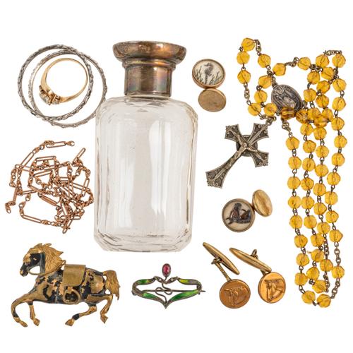 A 9CT GOLD AND COLOURLESS GEM SET THREE STONE RING AND NINE FURTHER ITEMS (12)