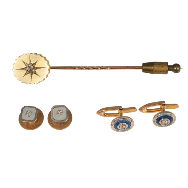 A DIAMOND STICK PIN AND TWO PAIRS OF DIAMOND STUDS (5)