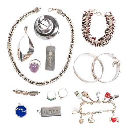 A GROUP OF MOSTLY SILVER JEWELLERY (14)